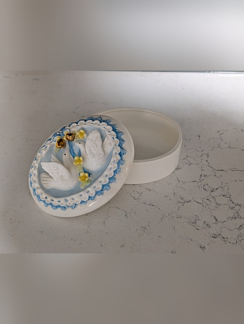 1982 Vintage Trinket box, beautiful doves details, Taiwan